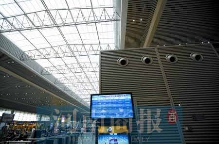 　鄭州東站三樓候車大廳，雖然空調(diào)處有涼風吹出，但陽光通過頂棚照進，導致整個大廳的空調(diào)制冷效果不明顯