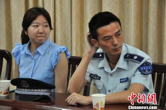 圖為參與“體驗(yàn)式執(zhí)法”的兩名城管隊(duì)員?！埱邸z