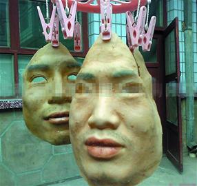 青島小偷用豬皮做人臉易容 超逼真堪比畫(huà)皮
