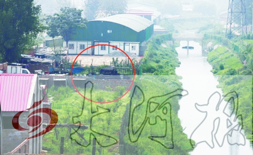 　彩虹橋西南側(cè)有一個(gè)大型地溝油加工窩點(diǎn)，廢水流入旁邊的排水渠。