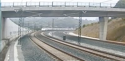 時(shí)速190公里的列車通過(guò)一個(gè)限速80公里的急轉(zhuǎn)彎。