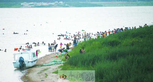 龍湖成為“第一浴場”，對市民是堵還是疏值得探討。
