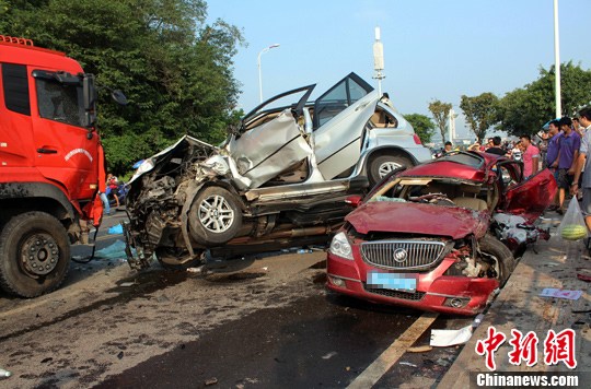 　　8月27日，四川宜賓城區(qū)濱江環(huán)線公路發(fā)生一起3車連環(huán)相撞的交通事故，已致4死2重傷。目前，2名重