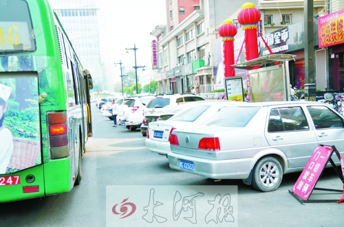 洛陽公交車站點(diǎn)成私家停車場 停車辦回應(yīng)稱涉嫌違法