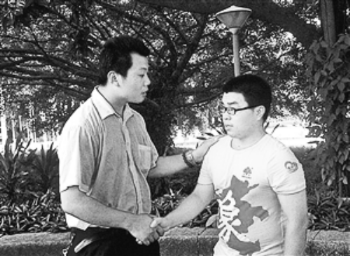 　王強(qiáng)（左）幫助的林富軍，今年考上了深圳大學(xué)。
