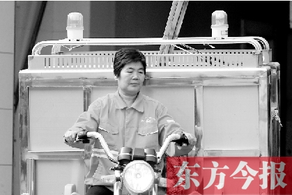 鄭州市金水區(qū)目前發(fā)放的第一批30輛新垃圾清運車，已投入使用
