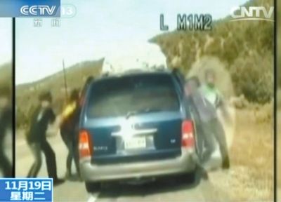 雷爾與警察爭執(zhí)，費雷爾兒子下車試圖保護媽媽。