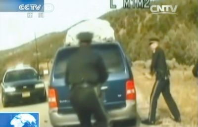 費雷爾再次上車，警察拿警棍砸車窗。
