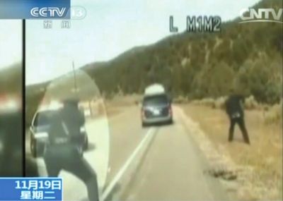 費雷爾駕車逃走，警察連開數(shù)槍。央視截圖