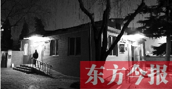 1月13日晚9點(diǎn)20分，鄭州市嵩山路與伊河路交叉口西北角的生態(tài)廁所依然開(kāi)著燈