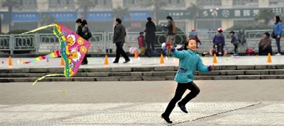 昨日，省會(huì)天氣晴好，春意盎然。上午，在綠城廣場(chǎng)，一個(gè)小女孩在快樂地放風(fēng)箏。