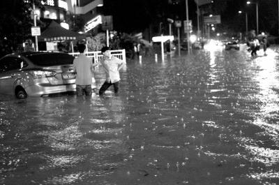3月30日晚，深圳市區(qū)不少地段因暴雨積水，導(dǎo)致一些車輛在水中熄火。