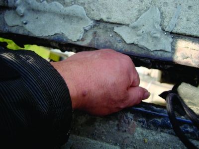 圖為大橋17號(hào)墩處橋面裂縫。梅建明 攝