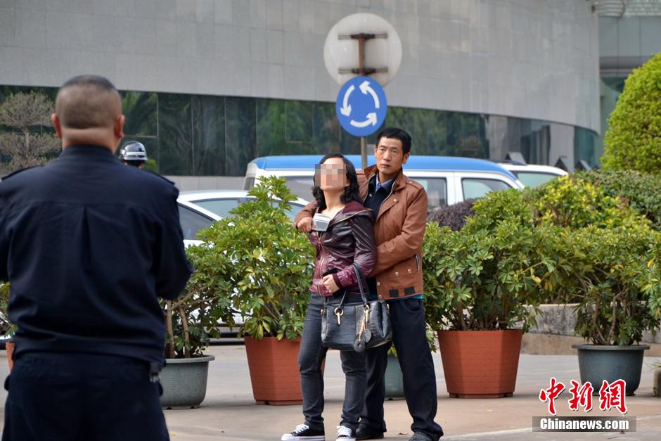 圖為劫持者與警方談判中。