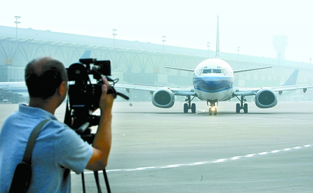 　8月28日，一架嶄新的波音737-800型飛機(jī)平穩(wěn)降落在鄭州新鄭國(guó)際機(jī)場(chǎng)。