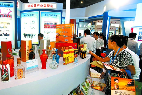 9月24日，2012中國(guó)（鄭州）產(chǎn)業(yè)轉(zhuǎn)移系列對(duì)接活動(dòng)產(chǎn)業(yè)轉(zhuǎn)移暨新型工業(yè)化成果展在鄭州國(guó)際會(huì)展中心舉行
