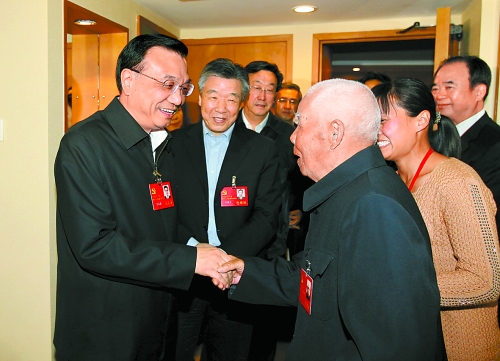11月5日下午，中共中央政治局常委、國務(wù)院副總理李克強親切看望了參加中國共產(chǎn)黨第十八次全國代表大會的