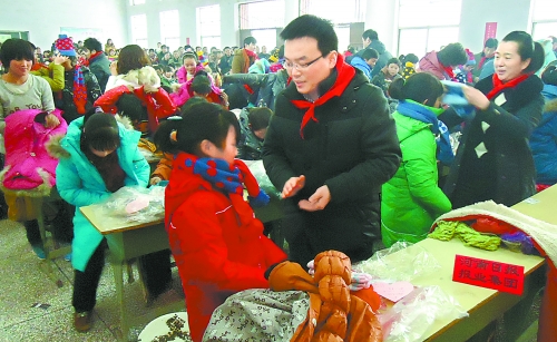 1月20日，省直團工委組織19個省直廳局的38名青年干部，來到三門峽市澠池縣果園鄉(xiāng)，開展“大手拉小手