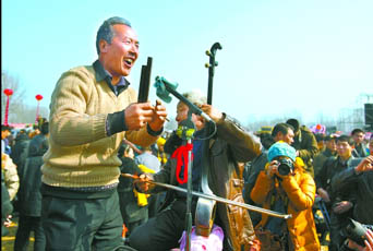 2月22日，寶豐馬街書會上，說書藝人正在表演。記者 史長來 攝