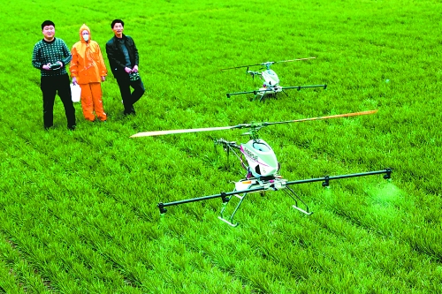 無(wú)人作業(yè)機(jī)一分鐘可為一畝地噴一升藥。