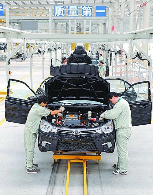 　　4月16日，新鄉(xiāng)市新能電動(dòng)汽車有限公司的工作人員在電動(dòng)汽車生產(chǎn)流水線上作業(yè)。目前，新鄉(xiāng)現(xiàn)有規(guī)模以