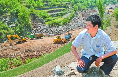 　　5月5日，魯山縣趙村鄉(xiāng)關岈村青年時軍偉看著正在建設的兩座小型水庫開心地笑了。他1994年開始外出