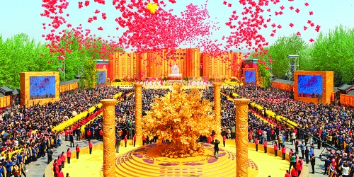 癸巳年黃帝故里拜祖大典于4月12日上午在新鄭舉行，來自海內(nèi)外的炎黃子孫，共同祭拜中華民族的人文始祖軒