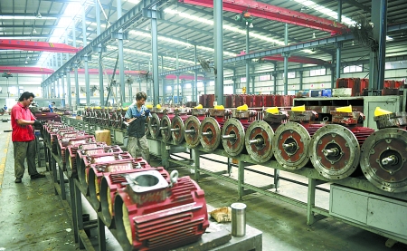 8月9日，南陽微特防爆電機(jī)有限公司員工生產(chǎn)出口訂單產(chǎn)品。