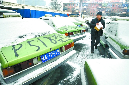 　12月21日，工作人員正在登記套牌出租車、假出租車