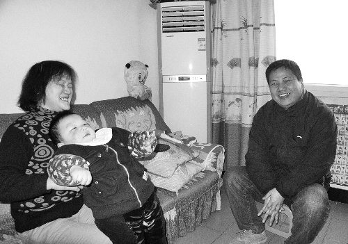 恩人找到了、飯碗保住了，張新明（右）與原竹青都開心地笑了。