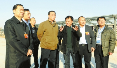 　　鄭州手拉手集團(tuán)董事長賈長明（右三）向省農(nóng)業(yè)廳廳長朱孟洲（右四），省政府副秘書長、省政府駐京辦主任