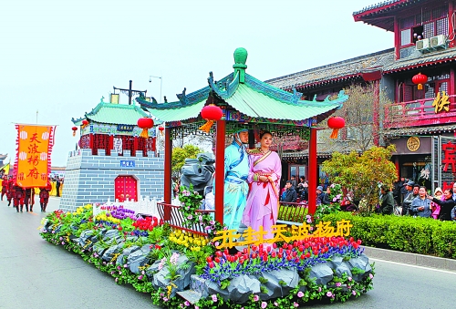 2013中國(guó)(開(kāi)封)清明文化節(jié)舉行大巡游活動(dòng)。記者 鄧放 攝