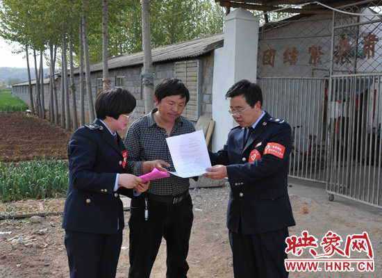 宣傳人員進行生豬養(yǎng)殖宣傳