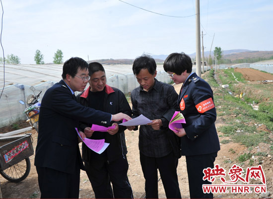 宣傳人員進行蔬菜種植宣傳