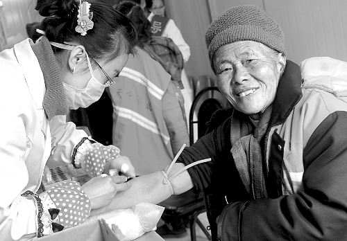 1月14日，汝南縣為全縣460多名環(huán)衛(wèi)工人免費進(jìn)行心電圖、胸透等13項健康檢查，并建立了個人健康檔案
