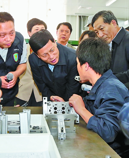 4月24日，省委副書記、省長謝伏瞻在濟源虎嶺產(chǎn)業(yè)集聚區(qū)考察。