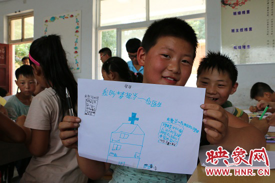 在以“中國夢”主題 的繪畫課堂上，孩子們寫下了自己的夢想