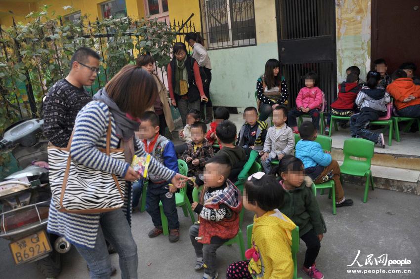 河南駐馬店市高新區(qū)一休幼兒園大門外聚集了數(shù)十位孩子家長,他們是來送孩子上學(xué)的,可是幼兒園大門卻被兩輛面包車里外堵死。周一一大早就遇到這事,不少家長特意給單位請假替孩子討要說法。