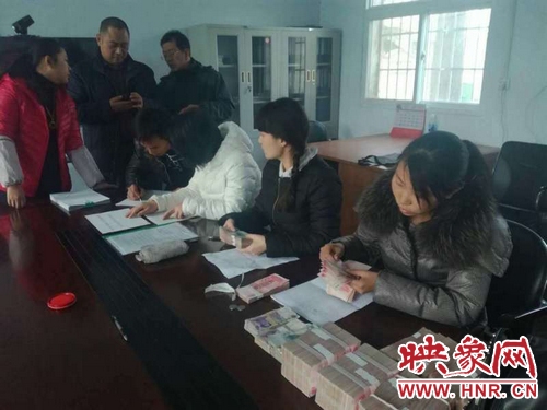 滎陽78名貴州籍農(nóng)民工兄弟拿到工資回家啦！