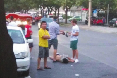 外籍男子當(dāng)街肩扛、腳踏醉漢