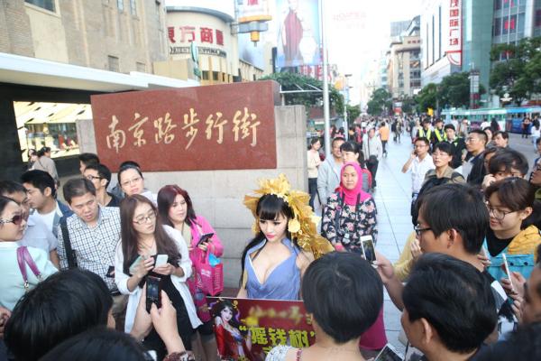 女子鬧市扮成“搖錢(qián)樹(shù)” 無(wú)人敢搖