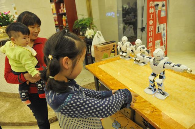 寧波一餐廳現(xiàn)機器人“服務(wù)員”