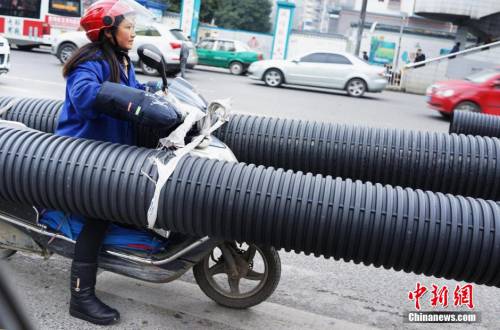 貴陽現(xiàn)最牛摩姐 載超長(zhǎng)管穿梭車流
