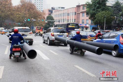 貴陽現(xiàn)最牛摩姐 載超長(zhǎng)管穿梭車流