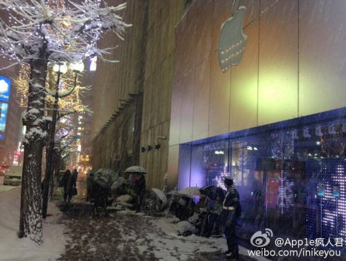 日本果粉雪夜排隊 警察拍肩確認死活