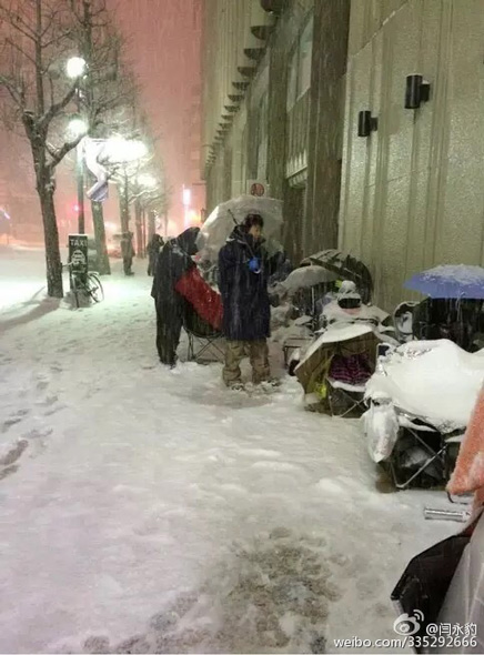 日本果粉雪夜排隊 警察拍肩確認死活