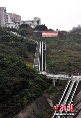 重慶土坡上建自動(dòng)扶梯 便于市民出行