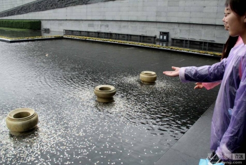 南京大屠殺紀念館水池成游客“許愿池” 南京大屠殺紀念館水池成游客“許愿池”