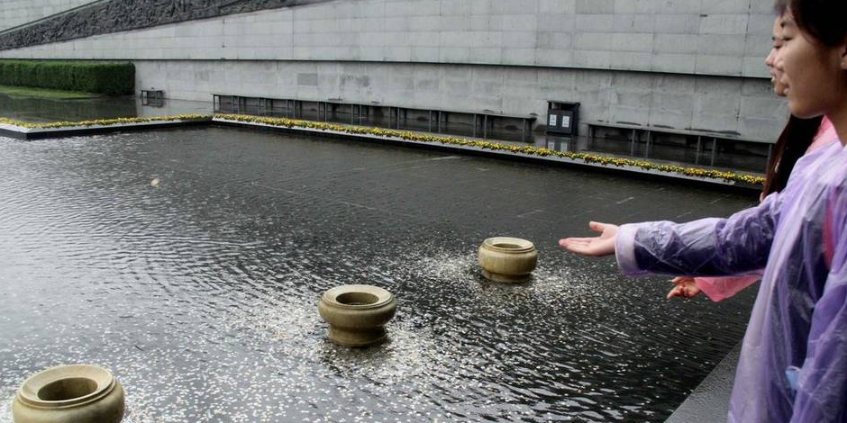 南京大屠殺紀念館水池成游客“許愿池” 南京大屠殺紀念館水池成游客“許愿池”