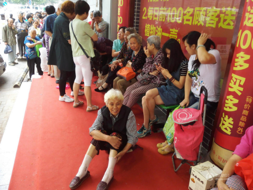 武漢商店促銷 80歲太婆凌晨4點(diǎn)排隊